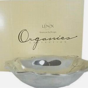 13.7 in ruffled serving bowl. Never used. Smoke free house.